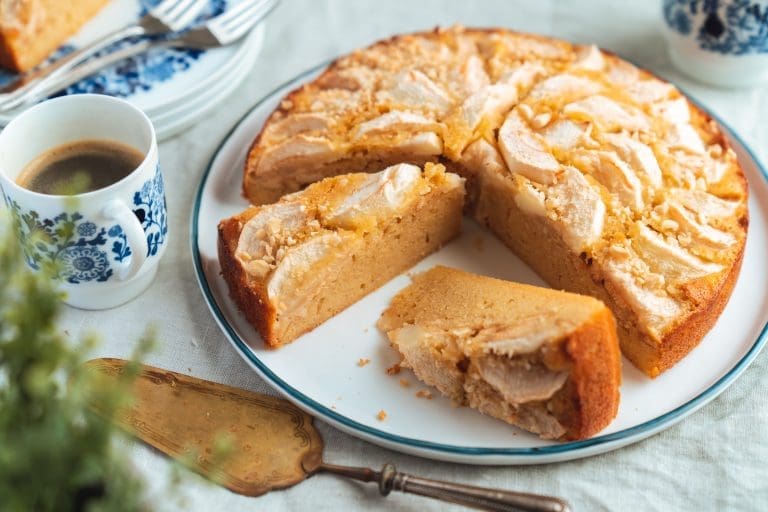 Appeltaart. Holländischer Apfelkuchen mit Keksresten