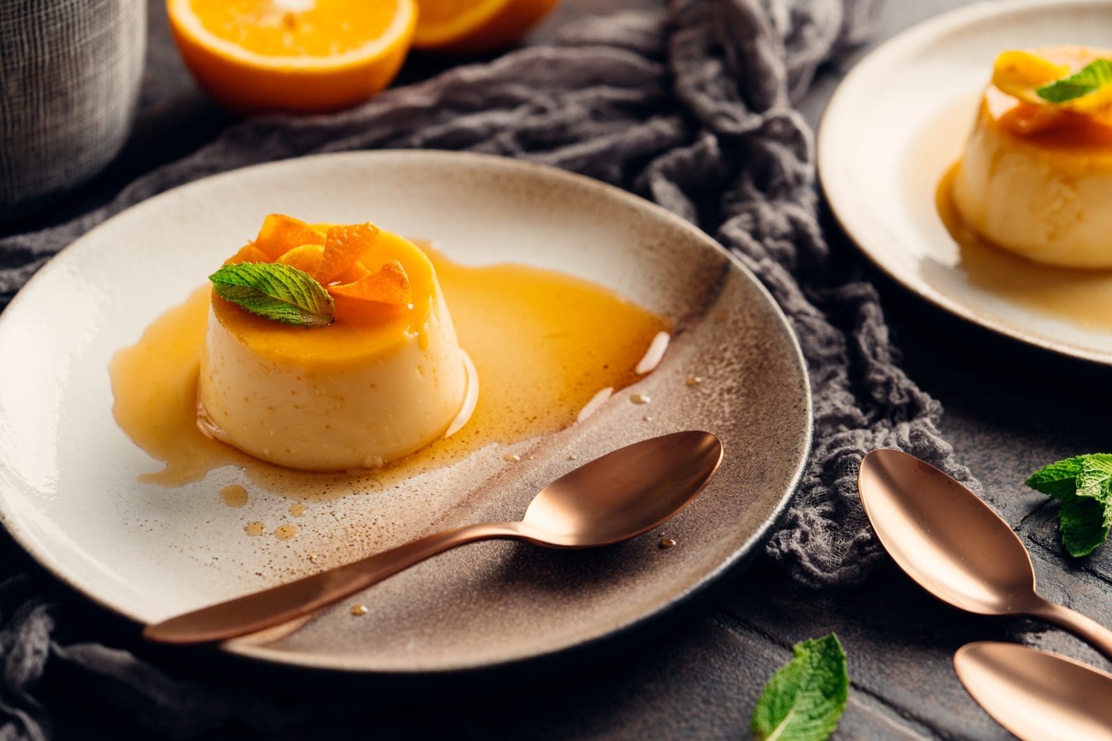 Rezept für Karamell-Flan mit Orange. Schnell und einfach zubereitet ist der Flan jetzt schon unser neuer Dessertraum. Lasst Euch begeistern.