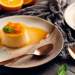 Rezept für Karamell-Flan mit Orange. Schnell und einfach zubereitet ist der Flan jetzt schon unser neuer Dessertraum. Lasst Euch begeistern.