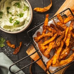 Chips und Dip EDEKA 24 | Wonach klingt unser Rezept? Klingt nach Resteverwertung, oder?! Und genauso ist es auch gedacht. Wir wollen mit unserem Beitrag und den beiden Rezepten darauf aufmerksam machen, wie einfach es sein kann, vermeintliche Lebensmittelabfälle doch noch weiter zu verarbeiten, als dass sie im Mülleimer landen. Jeder von uns kann dazu seinen Teil beitragen, um die Verschwendung von  Lebensmitteln zu reduzieren oder fast komplett zu stoppen. Wir haben für unser Rezept für Chips & Dip aus Kartoffelschalen und Möhregrün gleich zwei super schnelle und einfache Rezepte vorbereitet, die dazu beitragen sollen. Das Ergebnis? Ein Snack, der nicht nur eure Geschmacksknospen erfreut, sondern auch ein gutes Gewissen bereitet.