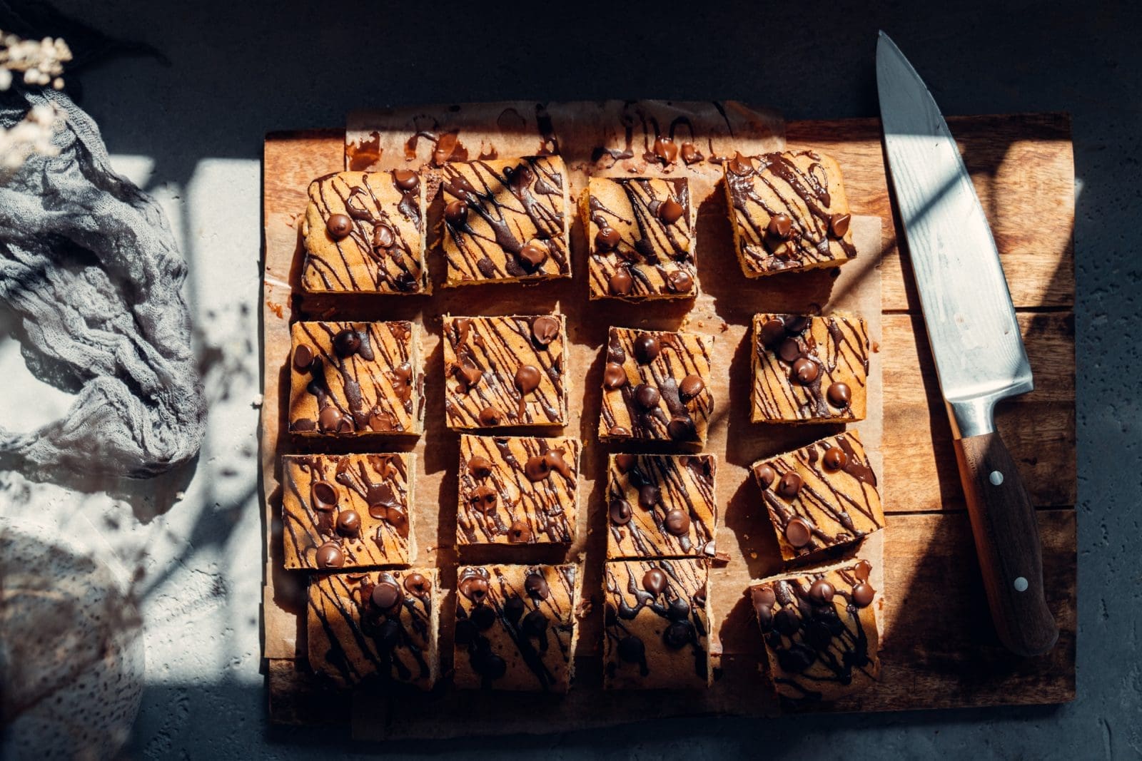 Ganzer Cookie-Kuchen in der Form, in Stücke geschnitten