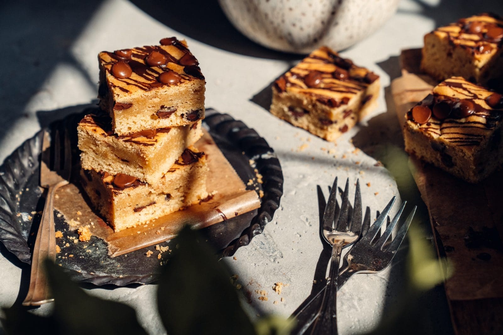 Mehrere Teller mit Cookie-Kuchen und Gabeln