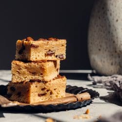 Cookie Blechkuchen 9 | Quasi ein riesengroßer Cookie aus einer Backform ... klingt das nicht wie die beste Kreation ever?! Ich liebe ja klassische Chocolate Chip Cookies und als ich letztens 70 Stück davon für eine Freundin gebacken habe, kam mir der Gedanke, ob man das nicht auch irgendwie als Kuchen oder ähnliches hinbekommt. So war die Idee in meinem Kopf und ich hab keine Ruhe gegeben bis ich ein passendes Rezept zusammen hatte. Ladies, Gentleman und alles dazwischen - hier kommt der Cookie-Kuchen!