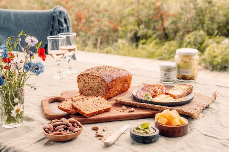 Rezept für Sauerteigbrot mit Weizen und Roggen. In nur 15 Minuten zubereitet. In 1 Stunde gebacken. Dazwischen habt Ihr Zeit zum Entspannen.