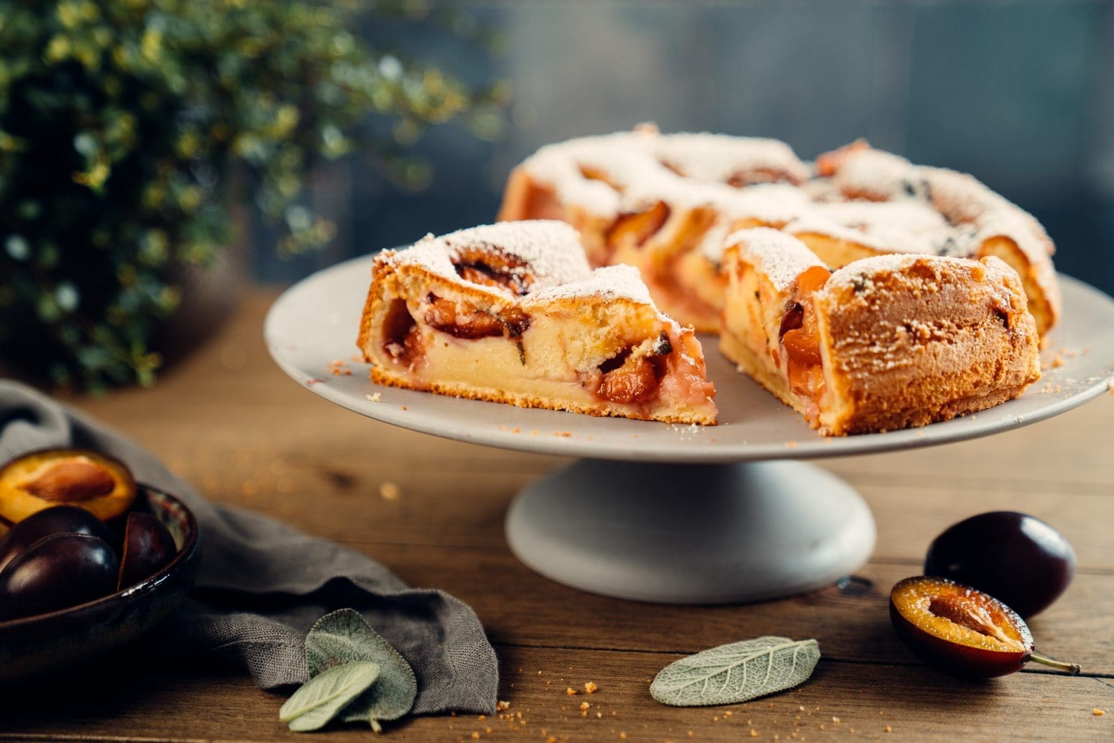 Saftiger Zwetschgenkuchen mit Joghurt und Salbei 2 Plaumenkuchen Salbei 4 | Bevor die schöne Zwetschgenzeit vorbei ist, haben wir noch einen großartigen Kuchen für Euch gebacken. Einen richtig saftigen Zwetschgenkuchen mit Joghurt und Salbei. Der ist in wenigen Minuten vorbereitet und backt dann von ganz alleine im Ofen. Ihr habt also kaum etwas zu machen und habt am Ende einen so leckeren, saftigen und frischen Zwetschgenkuchen auf dem Tisch, dass Ihr Euren Gästen auf die Finger klopfen müsst, damit am nächsten Tag noch etwas davon da ist. Am Besten also, Ihr backt direkt einmal 2 Kuchen, dann geht er nicht so schnell aus. So haben wir es übrigens auch gemacht ...