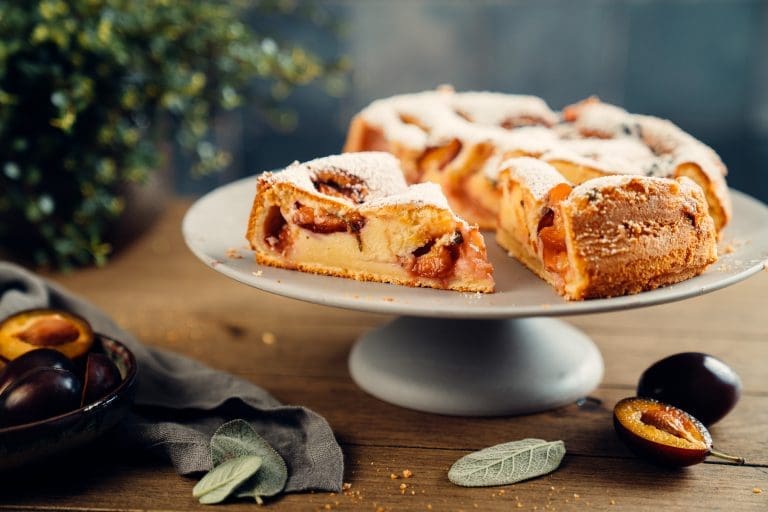 Saftiger Zwetschgenkuchen mit Joghurt und Salbei