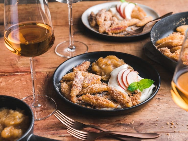 Süße Schupfnudeln mit Apfelkompott und Crème Fraîche