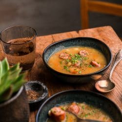 Rezept für Oma Lores Kartoffelsuppe. Sie ist im Handumdrehen zubereitet und fix auf dem Tisch. Genau das Richtige für die kälteren Tage des Jahres.