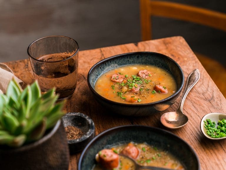 Rezept für Oma Lores Kartoffelsuppe. Sie ist im Handumdrehen zubereitet und fix auf dem Tisch. Genau das Richtige für die kälteren Tage des Jahres.