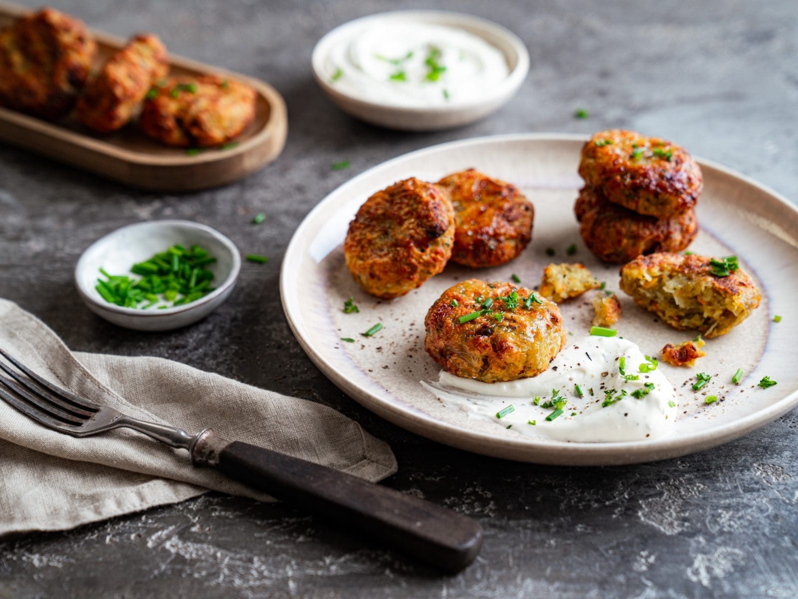 Kartoffelkuechlein Tefal 10 | Wir wissen, dass ihr immer auf der Suche nach neuen Ideen für eure Heißluftfritteuse seid – und endlich haben wir wieder ein tolles Rezept für euch! Dieses Mal dreht sich alles um herzhafte Kartoffelküchlein aus der Heißluftfritteuse, die wir gemeinsam mit unserem Partner Tefal und der EasyFry entwickelt haben. Aber was wäre ein Herbstrezept ohne Kürbis? Genau, unsere Kartoffelküchlein bekommen durch den Kürbis eine besondere Note und werden dadurch noch saftiger. Die Zubereitung in der Heißluftfritteuse sorgt dafür, dass die Kartoffelküchlein außen knusprig und innen weich sind. Mit Kürbis als Zutat werden diese Kartoffelküchlein zu einem echten Herbst-Highlight, das ihr in eurer Heißluftfritteuse ganz einfach nachmachen könnt!