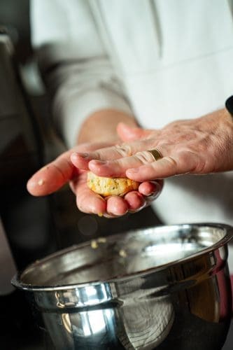 Kartoffelkuechlein Tefal 4 | Wir wissen, dass ihr immer auf der Suche nach neuen Ideen für eure Heißluftfritteuse seid – und endlich haben wir wieder ein tolles Rezept für euch! Dieses Mal dreht sich alles um herzhafte Kartoffelküchlein aus der Heißluftfritteuse, die wir gemeinsam mit unserem Partner Tefal und der EasyFry entwickelt haben. Aber was wäre ein Herbstrezept ohne Kürbis? Genau, unsere Kartoffelküchlein bekommen durch den Kürbis eine besondere Note und werden dadurch noch saftiger. Die Zubereitung in der Heißluftfritteuse sorgt dafür, dass die Kartoffelküchlein außen knusprig und innen weich sind. Mit Kürbis als Zutat werden diese Kartoffelküchlein zu einem echten Herbst-Highlight, das ihr in eurer Heißluftfritteuse ganz einfach nachmachen könnt!