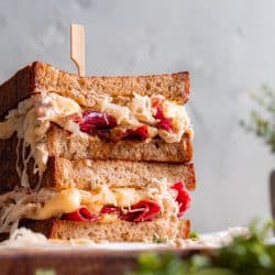 Reuben Sandwich EDEKA 5 | Das Reuben Sandwich ist vermutlich eines der bekanntesten Sandwich der Welt. Deshalb sind wir auch total verwundert, dass das New Yorker Original noch nicht den Weg zu uns auf den Blog geschafft hat. Wir haben es schon X-Mal gegessen und sind immer wieder begeistert, wie einfach es ist, mit so wenigen Zutaten, ein so leckeres Sandwich herzustellen. Aber was sollen wir sagen ... ein tolles Dressing, eine gute Menge an Pastrami und geschmolzener Käse in Roggenbrotscheiben verpackt, das kann ja nur Klasse werden. Aber natürlich haben wir nicht einfach nur das Sandwich zusammengebaut, sondern auch unser ganz eigenes Dressing zubereitet.