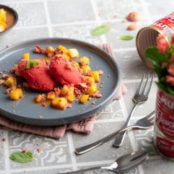 Tomatensorbet MUTTI 7 | Der Herbst besticht ja nicht nur durch intensive Farben, sondern immer wieder auch mit sonnig goldenen Herbsttagen. Schon immer versuch ich mir gerade dann ein wenig Spätsommerfeeling zu verpassen und für uns ist ein Eis oder Sorbet immer perfekt dafür! Fruchtig, leuchtend und unglaublich lecker ist unsere neueste Sorbet Variante geworden - ein Tomatensorbet mit Sternanis. Dazu braucht es kaum Zutaten und saftig, frische MUTTI-Tomaten aus der Dose haben wir immer im Schrank.