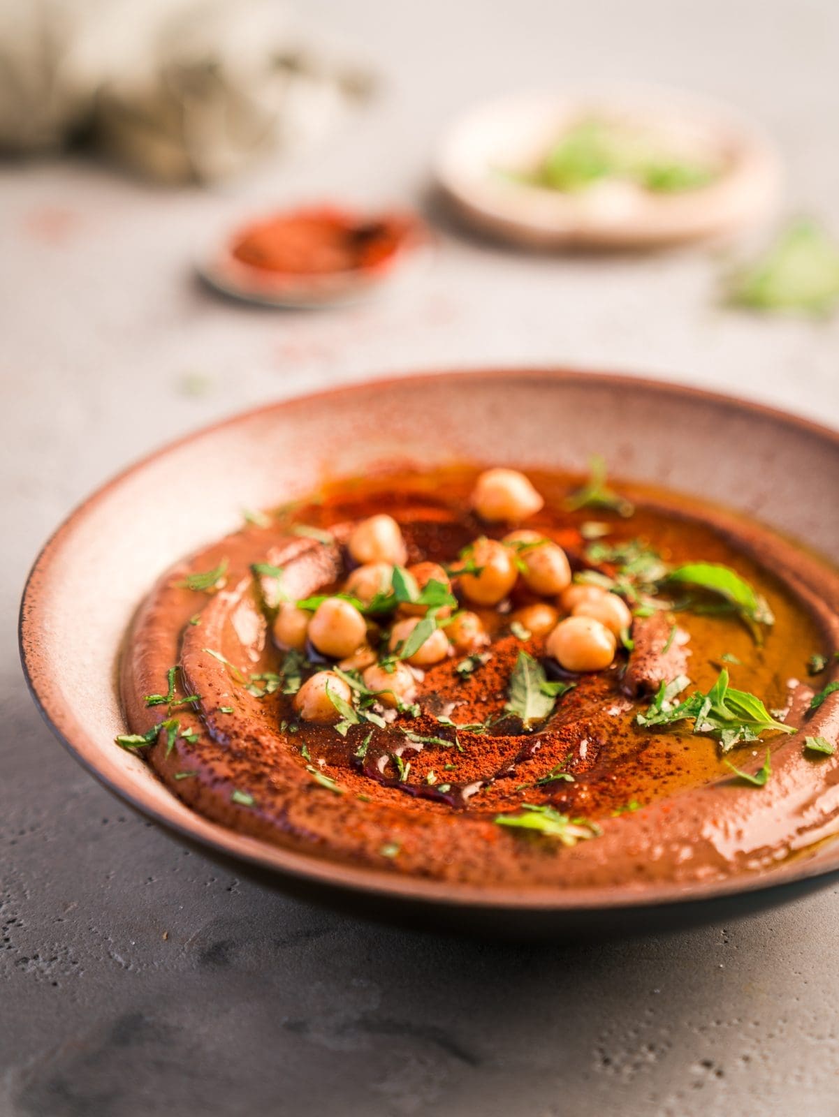 Becks Cocoa Hummus 2 | Spätestens seit unseres Urlaubs vor einigen Jahren in Israel sind wir beide die absoluten Fans von Hummus. Wir mochten Hummus auch früher schon, aber erst in den vielen tollen Restaurants dort haben wir so viele verschiedene Arten von Hummus entdeckt, dass wir eigentlich immer davon naschen können. Und auch experimentieren wir seither immer gerne an neuen Varianten, die wir so noch nicht gegessen haben. Für unseren Partner Becks cocoa haben wir eine Version mit Kakao entwickelt. Unser wunderbar cremiges  Schoko-Hummus.