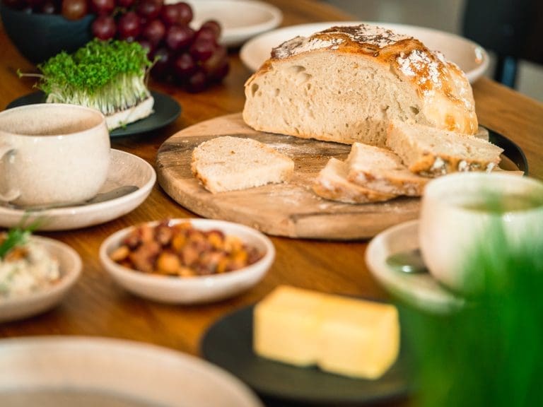 Rezept für schnelles Brotzeit-Brot. Wenige Minuten kneten, 1 gute Stunde gehen und dann gebacken. Schneller geht's nicht bis zum Schlemmen.