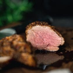 Knusprige Entenbrust aus der Heißluftfritteuse 8 Knusprige Entenbrust aus der Heißluftfritteuse. Aufgeschnitten auf dem Brett. Rosa glänzendes Brustfleisch.