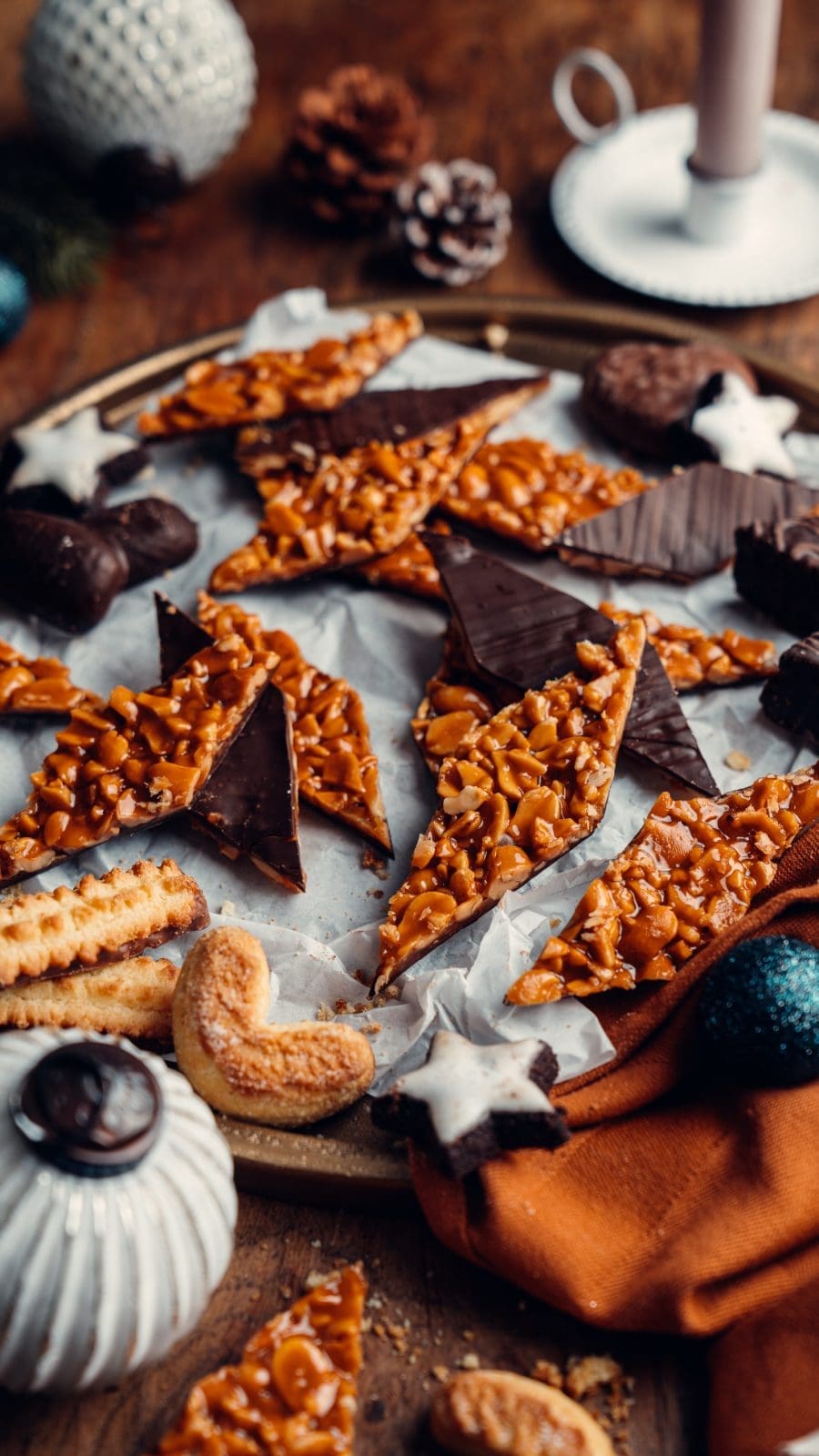 Rezept für Erdnuss-Florentiner. Das klassisch süddeutsche Weihnachtsgebäck einmal mit gehackten und ganzen Erdnüssen zubereitet. So lecker!