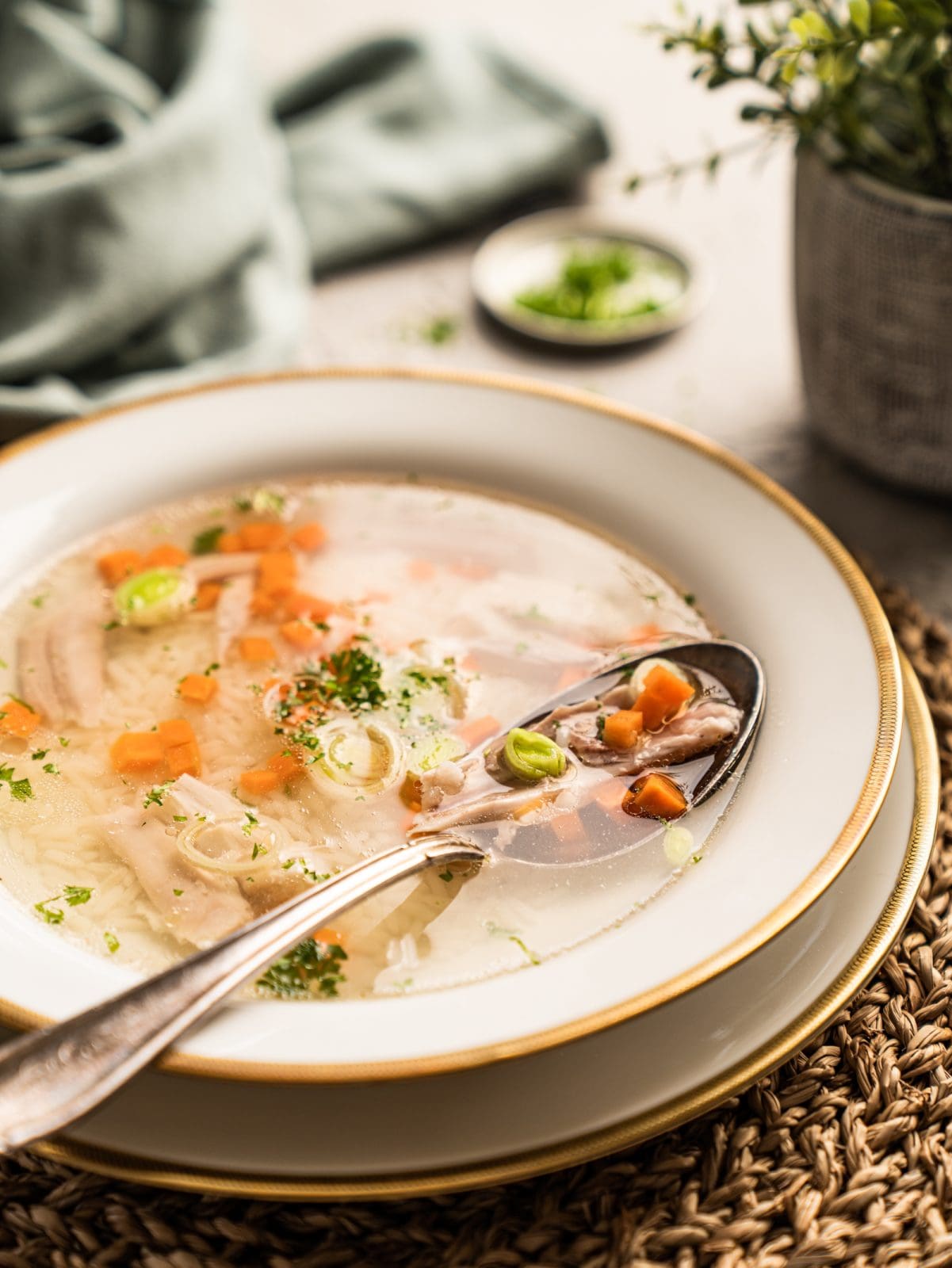 Rezept für Oma Lores Hühnersuppe. Nicht nur was für die Erkältungszeit. Super schnell vorbereitet und ohne jede Arbeit fertig gekocht. Yummy!