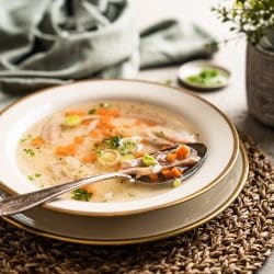 Rezept für Oma Lores Hühnersuppe. Nicht nur was für die Erkältungszeit. Super schnell vorbereitet und ohne jede Arbeit fertig gekocht. Yummy!