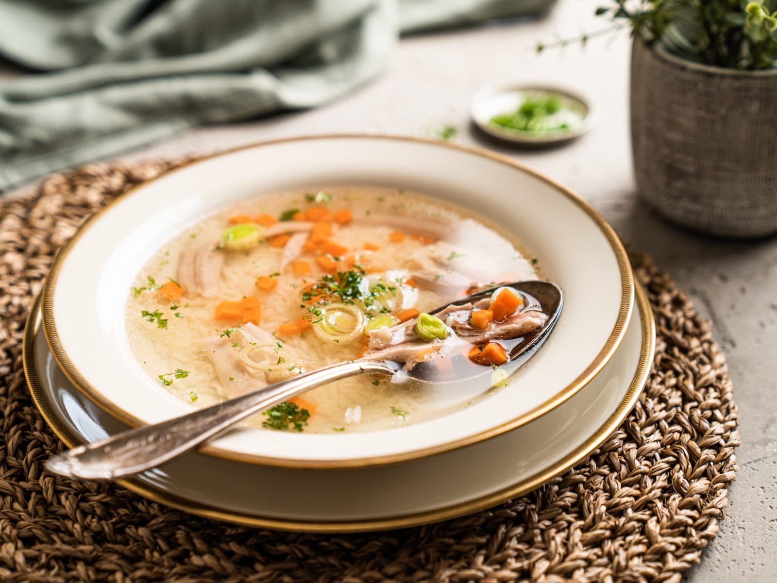 Rezept für Oma Lores Hühnersuppe. Nicht nur was für die Erkältungszeit. Super schnell vorbereitet und ohne jede Arbeit fertig gekocht. Yummy!