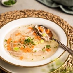 Rezept für Oma Lores Hühnersuppe. Nicht nur was für die Erkältungszeit. Super schnell vorbereitet und ohne jede Arbeit fertig gekocht. Yummy!