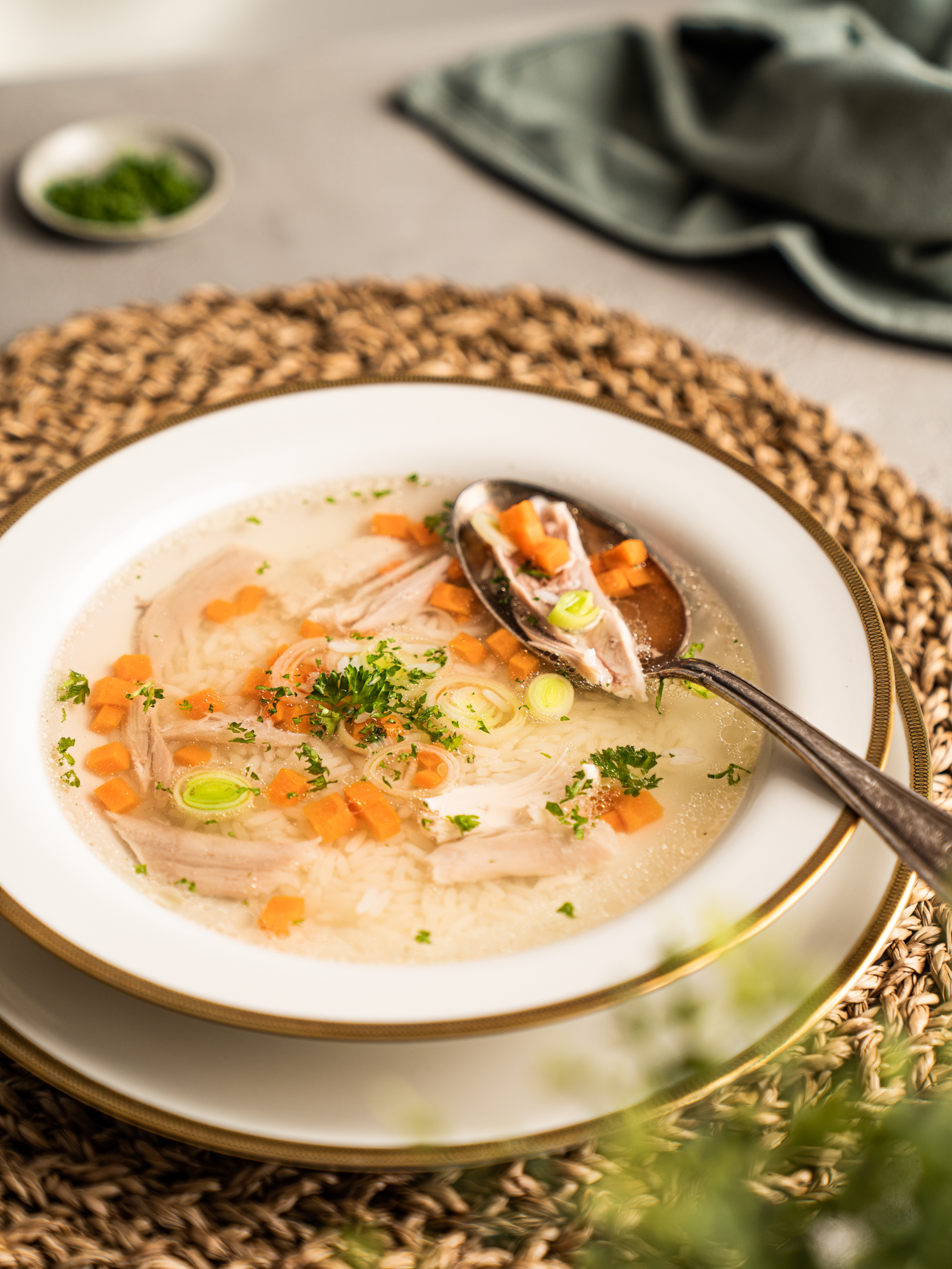 Rezept für Oma Lores Hühnersuppe. Nicht nur was für die Erkältungszeit. Super schnell vorbereitet und ohne jede Arbeit fertig gekocht. Yummy!