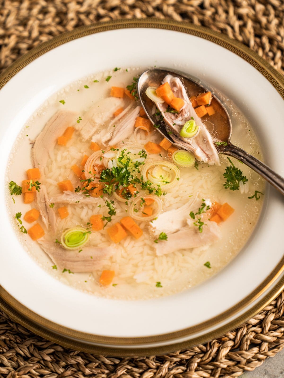 Rezept für Oma Lores Hühnersuppe. Nicht nur was für die Erkältungszeit. Super schnell vorbereitet und ohne jede Arbeit fertig gekocht. Yummy!