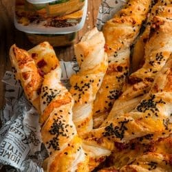 Rezept für Knusperstangen mit Cheddar & Röstzwiebel. Ein super schnell zubereiteter und gebackener Snack für wirklich jede Gelegenheit.