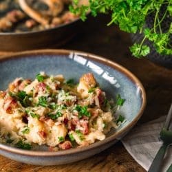 Mehlknoedel 5 | Ich erinnere mich noch ganz genau an das Essen meiner Kindheit. Die leckeren Mehlknödel von meiner Mama. Yummm! Ich liebte sie. Und weil ich im MHD Podcast darüber gesprochen habe, dachte ich mir, wir sollten das Rezept auch auf dem Blog teilen. Irgendwie gibt es diese Gerichte, die man sich immer wünscht, wenn man zu Hause zu Besuch ist, aber die man nie selbst macht. Das musste ich dringend ändern – also Blog und Stift raus und meiner Mutter das Rezept entlockt und jetzt mache ich moselfränkische Mehlknödel auch für Torsten und mich ... nur in einer leichten Deluxe Version.