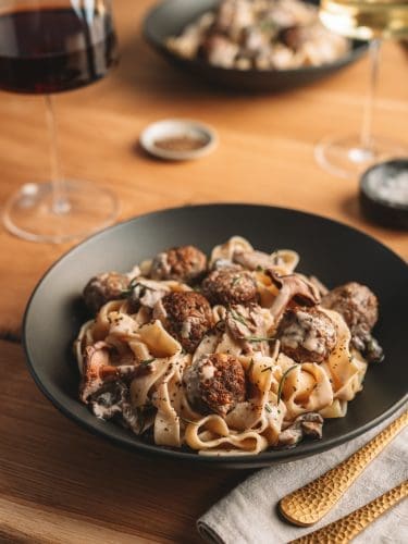 Cremige Pasta mit Wildhackbällchen und Pilzen. Ein einfaches Wildrezept, schnell gemacht und perfekt für gemütliche Abende.