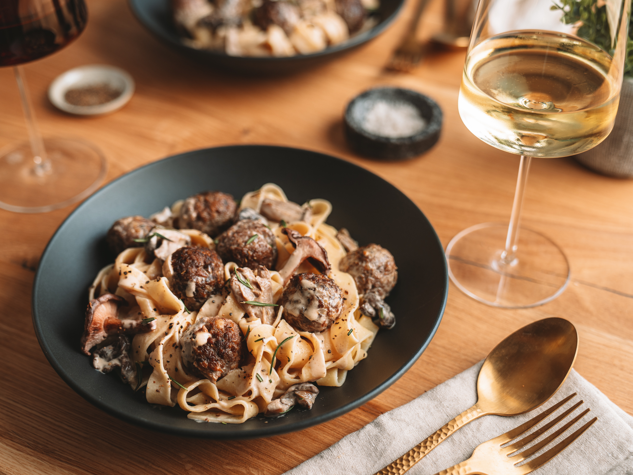 Cremige Pasta mit Pilzen und Wildhack-Bällchen