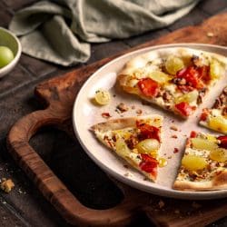 Winzer Flammkuchen VB 3 | Dieses Rezept hier ist für mich in vieler Hinsicht ein ganz besonderes. Es ist ein Stück Hommage an meine Heimat. Wir haben es kreiert für einen besonderen Partner und ein besonderes Ereignis. Denn nur 30 km von meinem Heimatort entfernt, haben wir für Villeroy & Boch und eine liebe Gruppe an ausgewählten Gästen einen kleinen Kochkurs in ihrem neuen traumhaften Küchenstudio "La Cuisine" gegeben. Dieser Winzer-Flammkuchen mit Trauben, Schinken & Walnüssen war eines der Gerichte, das wir gemeinsam mit allen gekocht haben. Schnell gemacht, eine Aromenbombe und unwiderstehlich lecker.