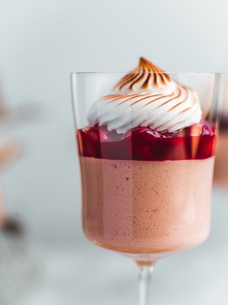 Rotweinmousse Zwiesel 15 | Ob für Gäste oder einfach so: Dessert im Glas ist die entspannteste Art, etwas Süßes zu servieren. Schön anzusehen, gut vorzubereiten und ganz ohne Anschneiden.