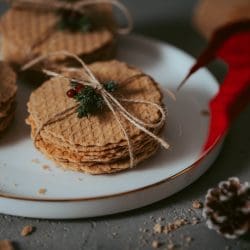 Zimtwaffeln Mama 2 | Plätzchen sind Familiensache, oder?! Jeder hat seine Vorlieben, die einen Rezepte sind von Mama, manche von den Omas und mittlerweile sind es auch einige von uns. Diese Familienschätze zu teilen, das lieben wir über alles. Ein Plätzchen von meiner Mama fehlt hier aber noch - ihre unwiderstehlich zarten Zimtwaffeln! Vor etlichen Jahren, hat sie die, glaube ich, einmal für einen Plätzchenstand auf ihrer Arbeit gemacht und seitdem gehören sie für uns hundertprozentig zu Weihnachten. Das Beste – man braucht nur ein paar Zutaten und auf geht's!