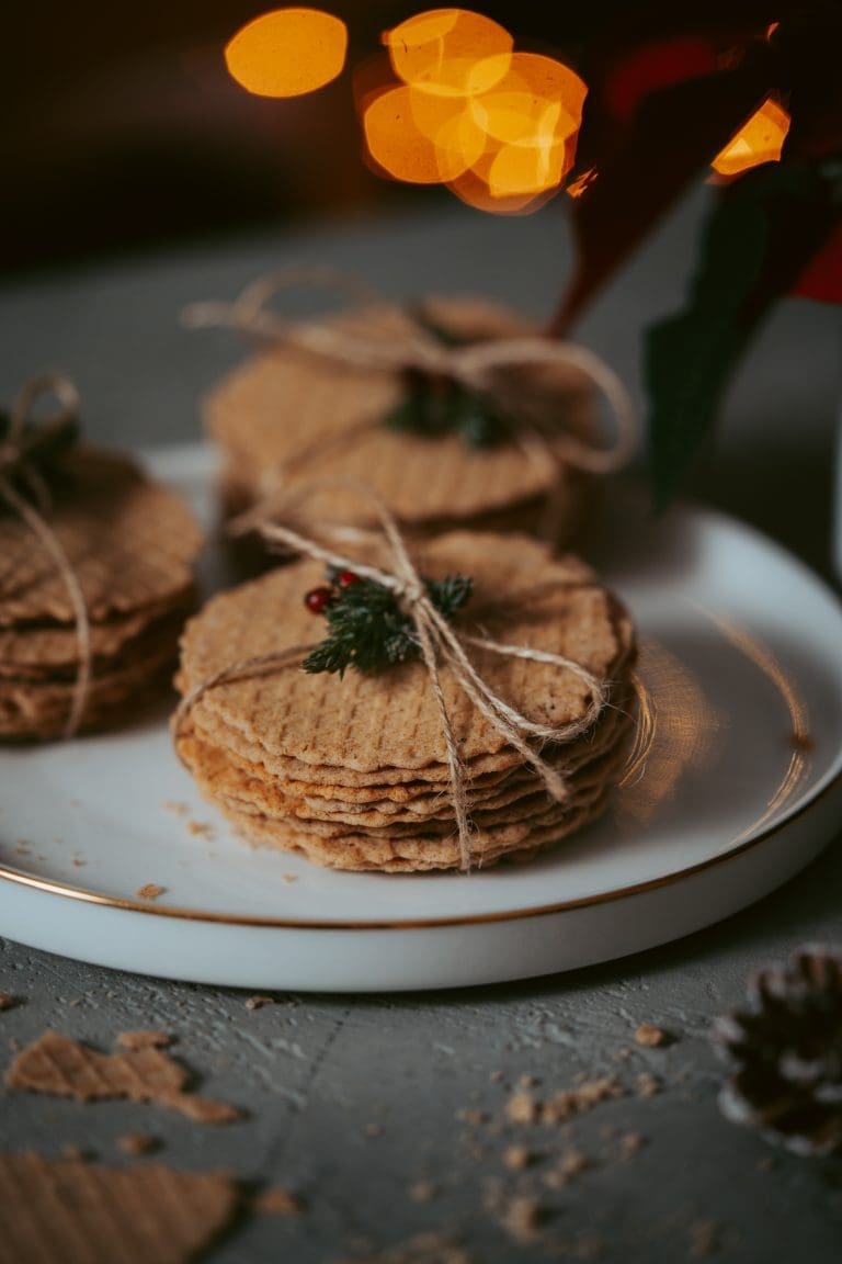 Kanelsnurrer. Dänische Zimtknoten mit Kardamom 8 Zimtwaffeln Mama 3 | Kanelsnurrer sind dänische Zimtknoten aus fluffigem Hefeteig mit Kardamom, gefüllt mit karamellisierter Zimtbutter, gefaltet, geschnitten und zu Knoten geschlungen. Inspiriert von Rebekkas Café Brokmans in Lemvig zeigen wir euch Schritt für Schritt, wie das Formen gelingt, was schiefgehen kann und wie ihr die Knoten aufbewahrt oder einfriert.