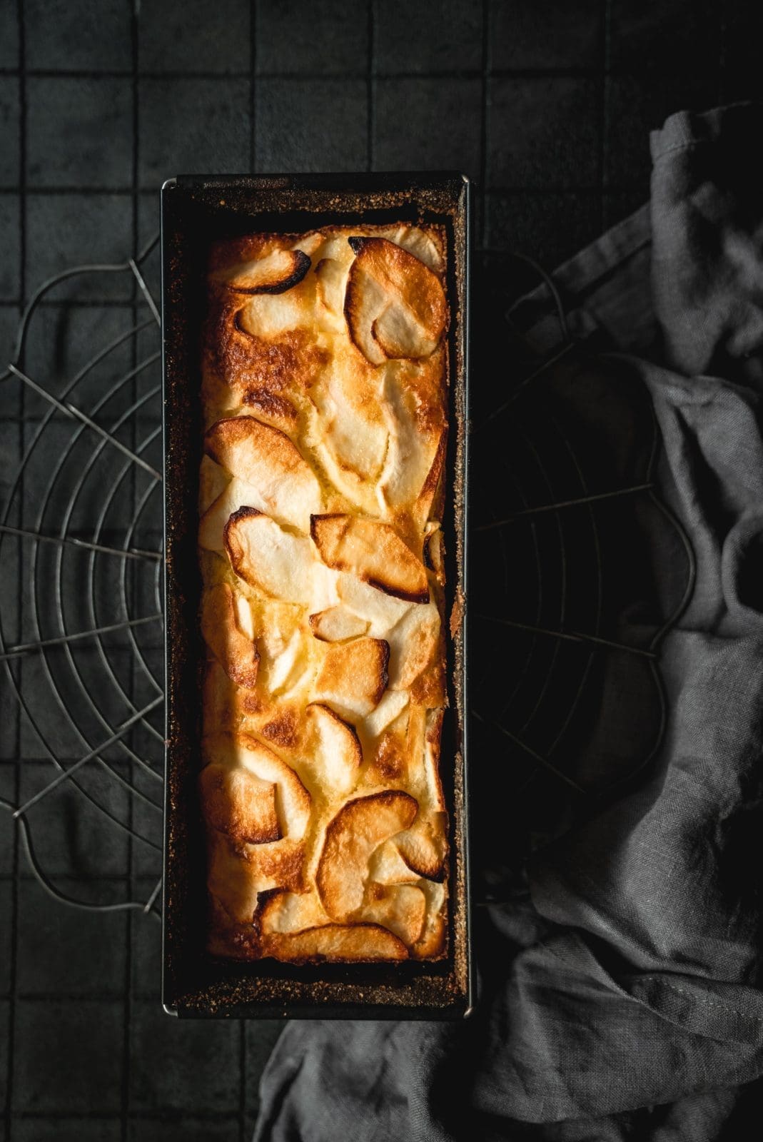 Rezept für Eierkuchen mit Äpfeln. Super schnell vorbereitet, in 35 Minuten gebacken. Perfekt für einfach Zwischendurch. Kalt oder Warm genießen.