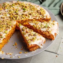 Moehrenkuchen Pistazie 4 | Seit wir uns mit der Eröffnung unseres Foodstudios Oma Lore einen kleinen Traum erfüllt haben, einen Ort zu schaffen, an dem wir arbeiten können und zusätzlich mit lieben Gästen gemeinsam in unserer Küche kochen zu dürfen, veranstalten wir immer wieder kleine Team Events. Manchmal bringen die Gäste ihre eigenen Rezepte mit, aber da wir ja mittlerweile einen schönen Fundus an Rezepten zusammen getragen haben, können die Gäste sich auch gerne hier auf dem Blog bedienen. Was uns zu einem Event im letzten Jahr fehlte, war ein veganes Dessertrezept, das zu einem orientalischen Abend passt. Gefunden haben wir Hacuv Pastasi oder auch orientalischer Karottenkuchen.