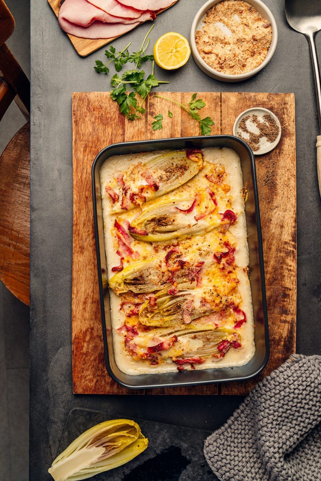 Deftiger Chicorée-Auflauf aus dem Ofen mit Schinken, Käse und cremiger Soße. Einfaches Chicorée-Auflauf Rezept (auch) für kalte Tage.