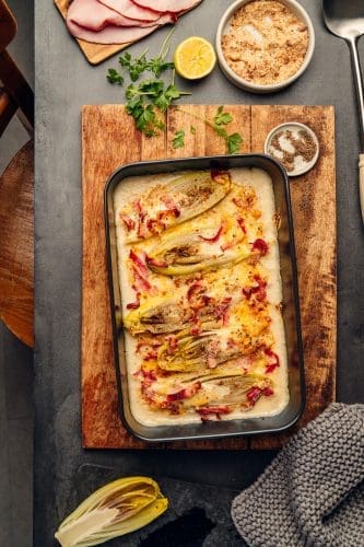 Deftiger Chicorée-Auflauf aus dem Ofen mit Schinken, Käse und cremiger Soße. Einfaches Chicorée-Auflauf Rezept (auch) für kalte Tage.