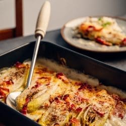 Deftiger Chicorée-Auflauf aus dem Ofen mit Schinken, Käse und cremiger Soße. Einfaches Chicorée-Auflauf Rezept (auch) für kalte Tage.