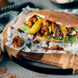 Rezept für saftiges Putengyros aus der Pfanne. Das selbstgemachte Gyros-Gewürz ist die Basis für die leichtere Gyros-Variante. Schnell und leicht!