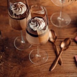 Valentinstag Zwiesel Millionaires Dessert 5 | Seid ihr bereit für einen Schritt in die Welt der Dekadenz und des Luxus? Dann ist unser Millionaire's Dessert Rezept genau das Richtige. Dieses köstliche und hübsche Dessert wird jede Naschkatze mit Sicherheit zufrieden stellen und eure Gäste beeindrucken. Das Geheimnis des perfekten Millionaire's Dessert liegt in seinem buttrigen Shortbread-Boden, der cremigen Karamellfüllung und dem dekadenten Schokoladen-Ganache-Topping. Jeder Bissen ist eine Explosion von Aromen und Texturen, der Lust auf mehr macht.