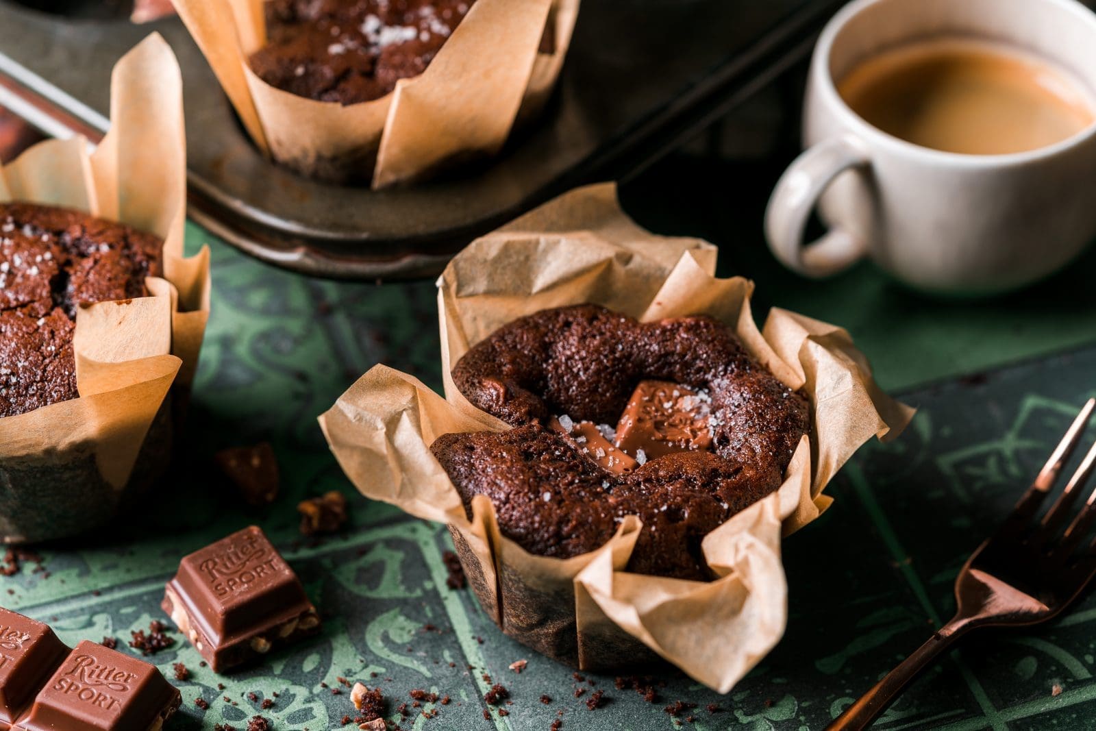 Einfaches Rezept für vegane Schokomuffins und entdecke neue Sorten von RITTER SPORT. Erfahre 5 Tipps für erfolgreiches veganes Backen.