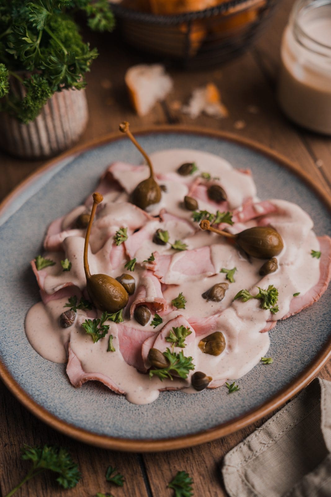 Vitello Tonatto 2022 2 | Vitello Tonnato lieben wir und die ganze Familie als Vorspeise über alles, wenn wir italienisch essen gehen. Zubereitet haben wir es auch schon sehr oft. Aber seit wir mehr und mehr sous-vide garen, musste natürlich auch solch ein leckeres Stück Kalbsfleisch mal schön verschweisst, ins warme Wasser.