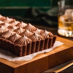 Whisky Schoko Tarte 3 | Seid ihr Fans von der Kombination Schokolade und Whisky? Dann auf jeden Fall weiterlesen. Aber auch die von euch, die Whisky nicht gerne oder gar nicht trinken, sind hier goldrichtig. Die Whiskynote unterstreicht lediglich den Schokoladengeschmack und macht unsere Schoko-Whisky-Tarte komplett rund.