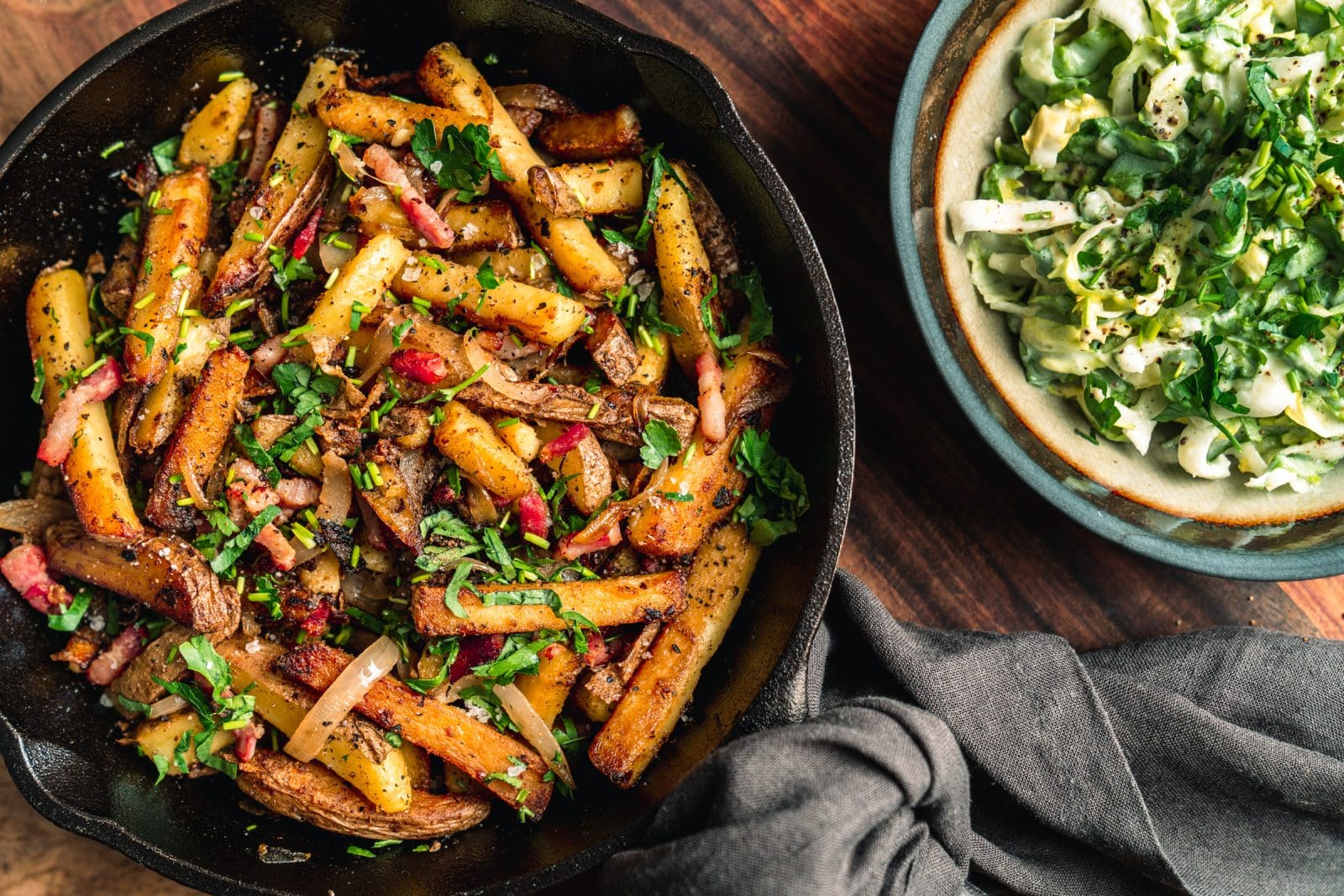 Bratkatroffeln Endivien 14 | Bratkartoffeln mit Endiviensalat. Wer von euch kennt das nicht aus Omas und Muddis Küche?! Wenn ihr solche Gerichte genauso sehr mögt, wie wir, dann seid ihr hier wieder völlig richtig. Und das Schönste ist, dass unser Rezept nicht das einzige ist, das wir euch mitgebracht haben. Denn gemeinsam mit einigen lieben Bloggerfreund:Innen haben wir uns im März das Motto "Hausmannskost" für unsere "Fix auf dem Tisch"-Runde ausgesucht. Heißt, später unten findet ihr auch alle Links zu den weiteren Rezepten.