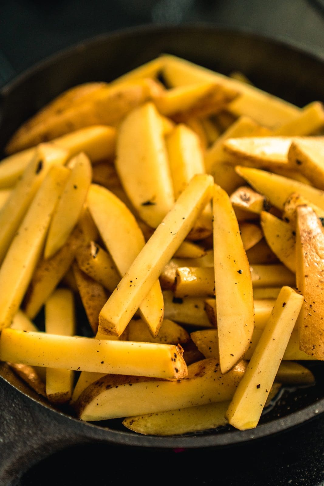 Bratkatroffeln Endivien 2 | Bratkartoffeln mit Endiviensalat. Wer von euch kennt das nicht aus Omas und Muddis Küche?! Wenn ihr solche Gerichte genauso sehr mögt, wie wir, dann seid ihr hier wieder völlig richtig. Und das Schönste ist, dass unser Rezept nicht das einzige ist, das wir euch mitgebracht haben. Denn gemeinsam mit einigen lieben Bloggerfreund:Innen haben wir uns im März das Motto "Hausmannskost" für unsere "Fix auf dem Tisch"-Runde ausgesucht. Heißt, später unten findet ihr auch alle Links zu den weiteren Rezepten.