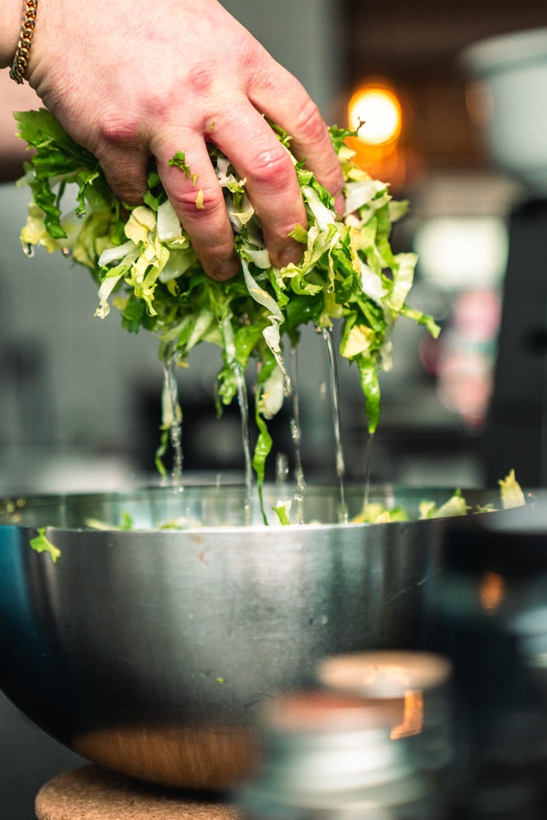 Bratkatroffeln Endivien 4 | Bratkartoffeln mit Endiviensalat. Wer von euch kennt das nicht aus Omas und Muddis Küche?! Wenn ihr solche Gerichte genauso sehr mögt, wie wir, dann seid ihr hier wieder völlig richtig. Und das Schönste ist, dass unser Rezept nicht das einzige ist, das wir euch mitgebracht haben. Denn gemeinsam mit einigen lieben Bloggerfreund:Innen haben wir uns im März das Motto "Hausmannskost" für unsere "Fix auf dem Tisch"-Runde ausgesucht. Heißt, später unten findet ihr auch alle Links zu den weiteren Rezepten.