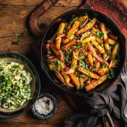 Bratkatroffeln Endivien 5 | Bratkartoffeln mit Endiviensalat. Wer von euch kennt das nicht aus Omas und Muddis Küche?! Wenn ihr solche Gerichte genauso sehr mögt, wie wir, dann seid ihr hier wieder völlig richtig. Und das Schönste ist, dass unser Rezept nicht das einzige ist, das wir euch mitgebracht haben. Denn gemeinsam mit einigen lieben Bloggerfreund:Innen haben wir uns im März das Motto "Hausmannskost" für unsere "Fix auf dem Tisch"-Runde ausgesucht. Heißt, später unten findet ihr auch alle Links zu den weiteren Rezepten.