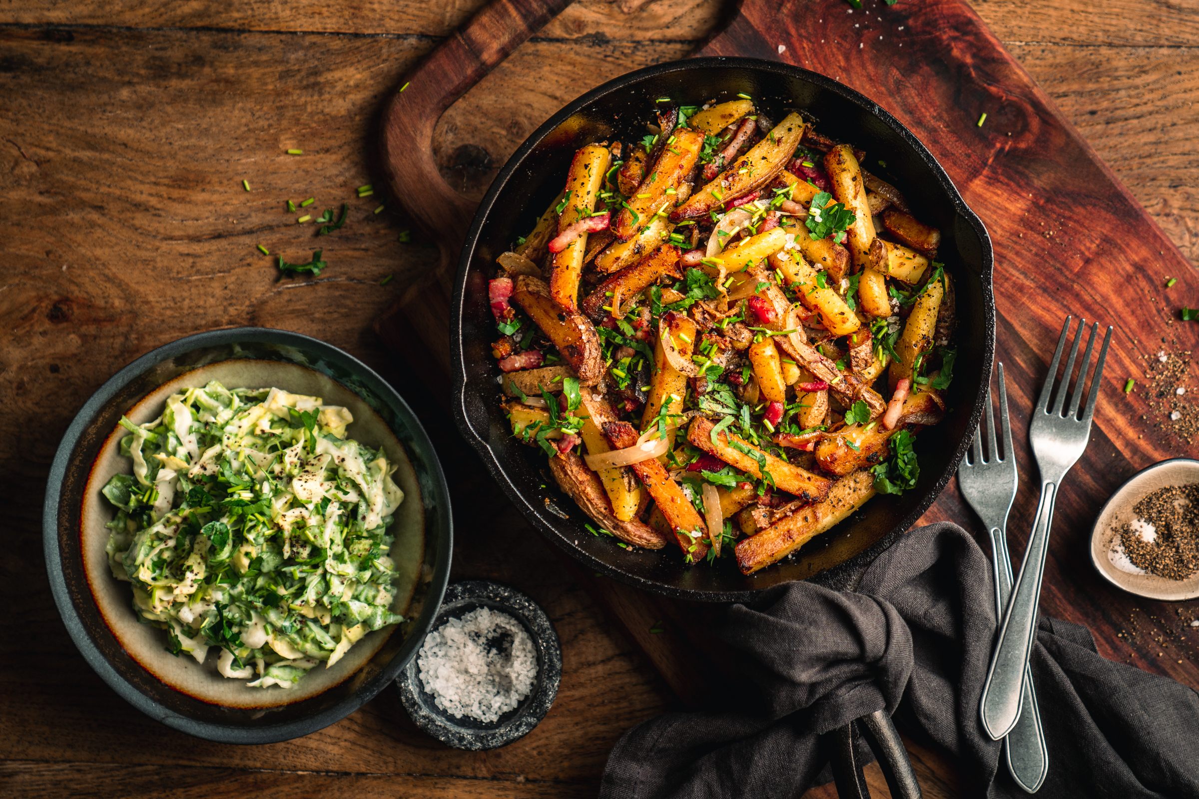 Bratkatroffeln Endivien 5 | Bratkartoffeln mit Endiviensalat. Wer von euch kennt das nicht aus Omas und Muddis Küche?! Wenn ihr solche Gerichte genauso sehr mögt, wie wir, dann seid ihr hier wieder völlig richtig. Und das Schönste ist, dass unser Rezept nicht das einzige ist, das wir euch mitgebracht haben. Denn gemeinsam mit einigen lieben Bloggerfreund:Innen haben wir uns im März das Motto "Hausmannskost" für unsere "Fix auf dem Tisch"-Runde ausgesucht. Heißt, später unten findet ihr auch alle Links zu den weiteren Rezepten.